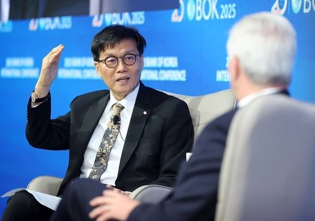 이창용 한국은행 총재가 지난 2일 서울 중구 한국은행에서 열린 2025년 BOK 국제컨퍼런스에서 크리스토퍼 월러 미국 연방준비제도 이사와 미국 경제 전망과 다양한 통화정책 이슈에 대해 대담하고 있다. /뉴시스