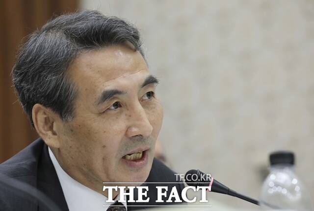 김건희 여사 관련 특검을 책임질 민중기 특별검사는 13일 "사회적으로 논란이 많이 됐던 사건인 만큼 객관적으로 바라봐야 하지 않넵을까 싶다"고 말했다. /뉴시스