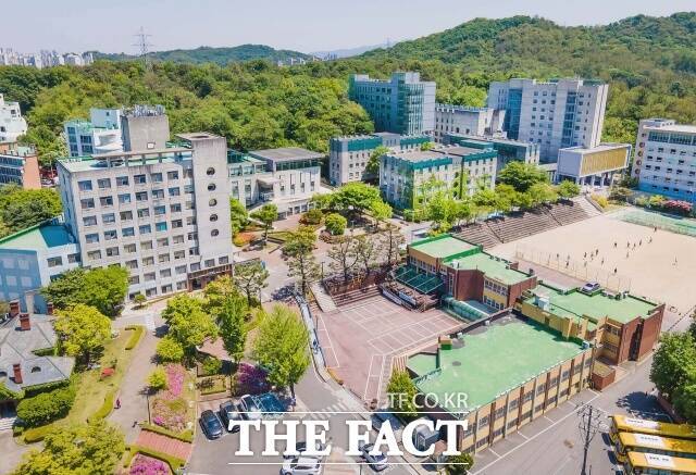 13일 대학가에 따르면 성공회대 학생 A 씨는 전날 서울 구로구 교내 게시판에 'L 교수는 강의 시간 성희롱·혐오 표현 즉각 사과하라'는 제목의 대자보를 부착했다./ 성공회대학