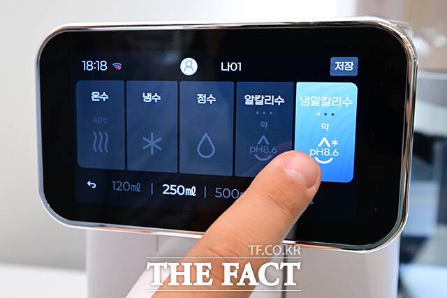 13일 오후 서울 양천구 세라젬 웰카페 목동점에서 더팩트 우지수 기자가 '밸런스 챌린지'를 체험하고 있다. /남윤호 기자