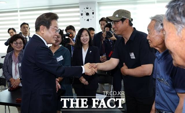 이재명 대통령이 13일 경기도 파주시 장단면 행정복지센터에서 열린 주민 간담회에서 참석자들과 악수하고 있다. /뉴시스