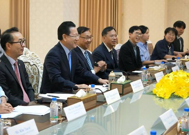 캄보디아를 방문 중인 김영록 전라남도지사가 13일(현지 시간) 프놈펜 하얏트 호텔에서 열린 ‘전라남도-캄보디아 보건의료 교류 및 협력 회담’에 참석, 치앙 라 캄보디아 보건부장관, 최운창 전라남도의사회장, 렘 다라 캄보디아의사회장 등 주요 관계자들과 보건의료 분야 교류 협력 활성화 방안 등을 논의하고 있다. 전남도 제공