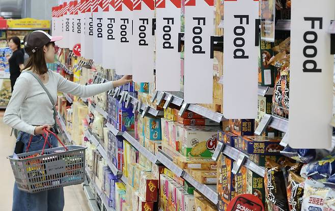 서울 시내 한 대형마트에서 소비자들이 과자 등을 고르고 있다./뉴시스