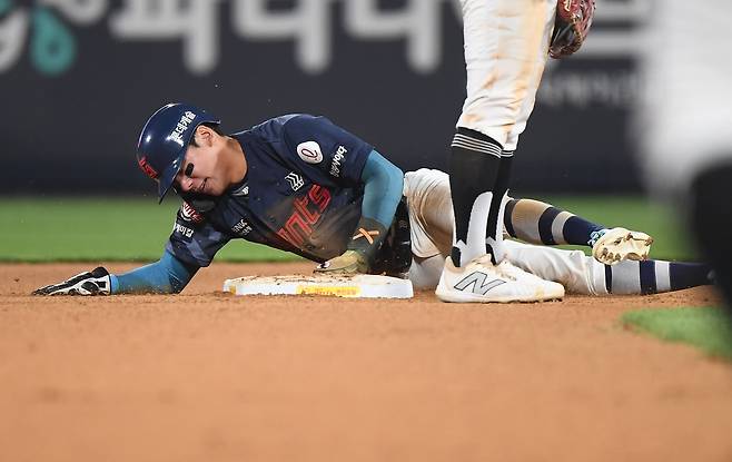 12일 수원 KT위즈파크에서 열린 롯데-KT전. 10회초 1사 1루 고승민 타석에서 1루주자 장두성이 박영현의 견제구에 옆구리를 맞은 후 공이 빠지자 2루로 진루한 후 일어나지 못하고 있다. /정재근 스포츠조선 기자