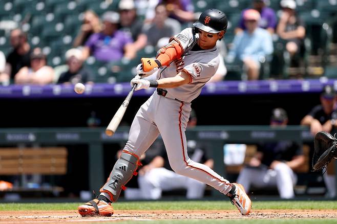 13일 샌프란시스코 자이언츠의 이정후가 미국 콜로라도주 덴버의 쿠어스필드에서 열린 MLB 콜로라도 로키스를 상대로 2회 안타를 치고 있다. /AFP 연합뉴스