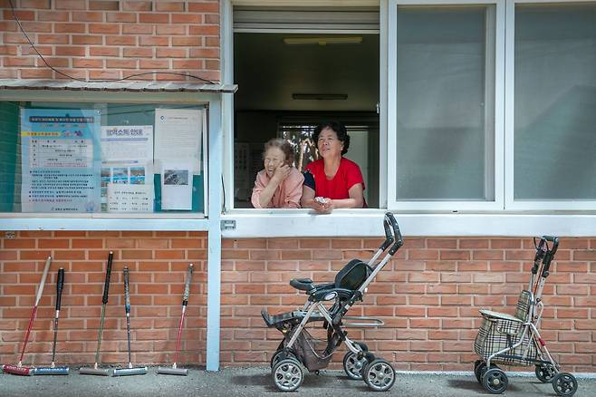 12일 오전 인천 강화군 당산리 마을회관에서 마을 주민 유재희(79세), 채갑순(68)씨가 창문을 활짝 열고 대화를 나누고 있다. 이재명 대통령은 소셜미디어를 통해 "11일 오후 2시부로 우리 군이 전방 지역에서 진행하던 대북 확성기 방송을 중지하도록 지시했다"고 했다. 합동참모본부는 북한의 대남 소음 방송이 청취된 지역이 없다고 밝혔다. /장련성 기자