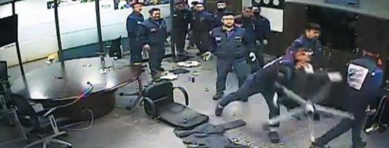 지난 2018년 2월 한국GM 노조원들이 인천 부평구 한국GM 본관에 있는 사장실에 들어와 의자를 던지는 모습이 사무실 내 CCTV에 촬영됐다. 앞서 이들은 카허 카젬 한국GM 사장이“자금난으로 성과급을 제때 지급하기 어렵다”고 밝히자, 오전 10시쯤 사장실로 찾아와 카젬 사장에게 항의한 뒤 나갔다가 곧 다시 돌아와 사장실을 점거했다. /조선비즈 DB