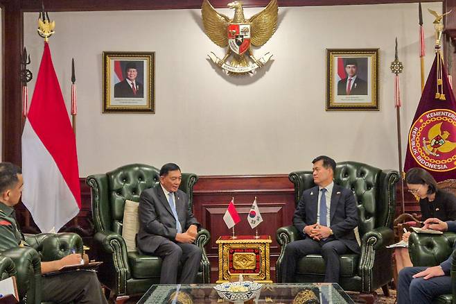 석종건 방위사업청장이 11일 샤프리 삼수딘(Sjafrie Sjamsoeddin) 인니 국방장관과 면담하고 있다. /방사청 제공