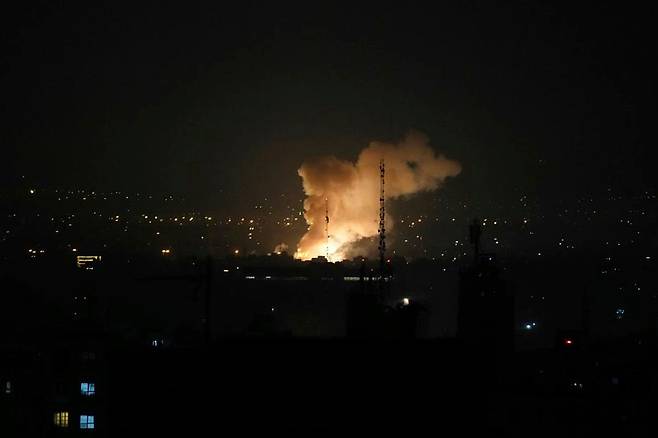 13일(현지시각) 이란 수도 테헤란에서 폭발 후 연기가 피어오르고 있다. 이스라엘은 이날 이란에 대한 선제공격을 감행했다. /AP·연합뉴스