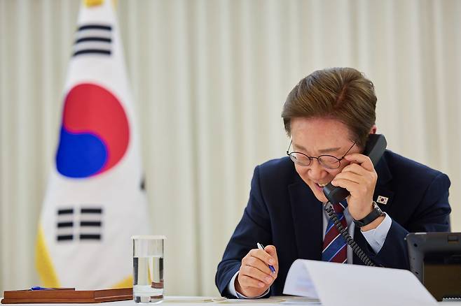 이재명 대통령이 지난 6일 한남동 관저에서 도널드 트럼프 미국 대통령과 전화 통화를 하고 있다. /뉴스1