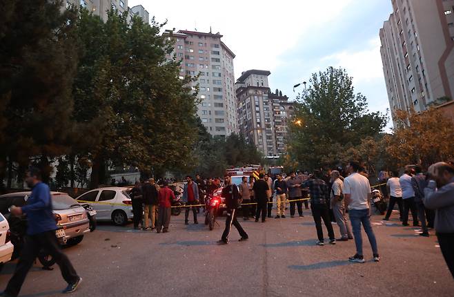 13일 이스라엘 공습 이후 이란 테헤란 거리에 사람들이 모여 있다. /연합뉴스