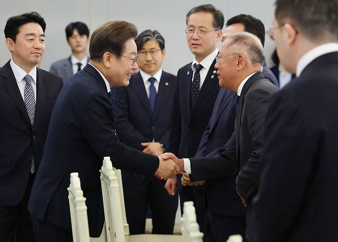 이재명 대통령이 13일 서울 용산 대통령실에서 열린 6경제단체·기업인 간담회에서 정의선 현대차 회장과 악수하고 있다. [대통령실통신사진기자단]/연합뉴스