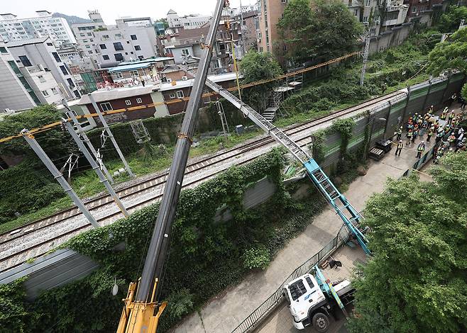 13일 서울 서대문구 경의중앙선 가좌역∼신촌역 구간 선로 위로 사다리차가 넘어져 있다. 이 사고로 전기공급 장애가 발생, 열차 운행이 지연되고 있다. /연합뉴스
