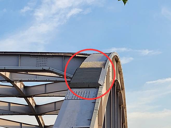 서울 한강대교에 설치된 오름 방지시설. 붉은 원 안에 짙은 회색의 롤러 형식 장치가 있다. 사람이 올라가면 미끄러지도록 했다. 그 위에는 뾰족한 스파이크가 설치돼 있다. 다만 서울시 관계자는 "(스파이크는) 부직포 같은 걸로 덮고 넘어가면 소용없어 대책을 고민하고 있다"고 했다. /김관래 기자