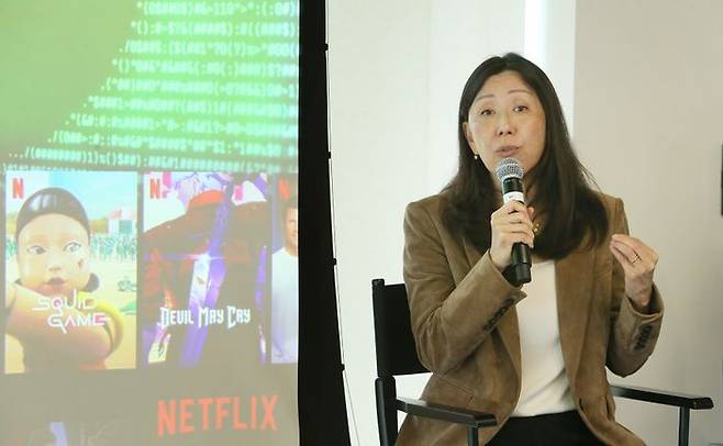 넷플릭스 최고 프로덕트 책임자(CPO) 유니스 킴이 13일 서울 센트로폴리스에서 열린 '넷플릭스 프로덕트 데이즈'에서 TV 앱 홈화면 개편 방향에 대해 설명하고 있다.ⓒ넷플릭스