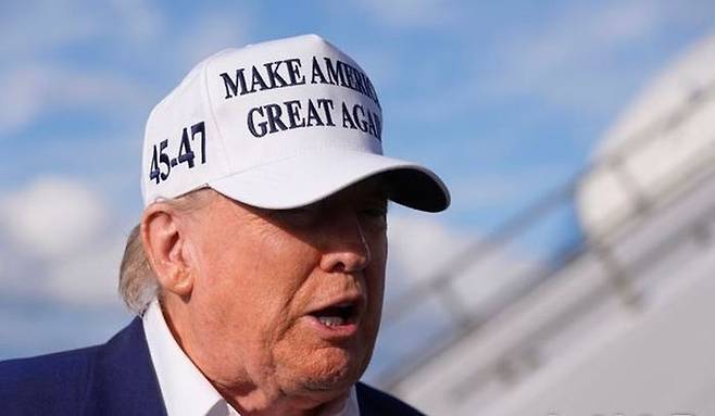 도널드 트럼프 미국 대통령이 미 뉴저지 모리스타운 공항에서 대통령 전용기 ‘에어포스원’에 오르기 전 취재진 질문에 답하고 있다. ⓒ AP/뉴시스