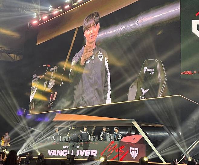 '쵸비' 정지훈이 13일 부산 사직실내체육관에서 열린 LCK MSI 대표 선발전 3라운드에서 승리를 확정짓고 포즈를 취하고 있다. ⓒ데일리안 황지현 기자