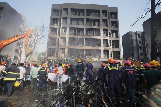 12일(현지 시간) 인도 구자라트주 아마다바드에서 발생한 여객기 추락 사고 현장에서 수색·구조대가 작업하고 있다. 이날 오후 아마다바드 공항에서 이륙한 영국행 에어인디아 AI171편 여객기가 추락해 탑승자 242명 가운데 1명을 제외한 전원이 숨졌으며, 추락 현장의 학생 등 약 50명도 사망한 것으로 전해졌다. 2025.06.13. 아마다바드=AP/뉴시스