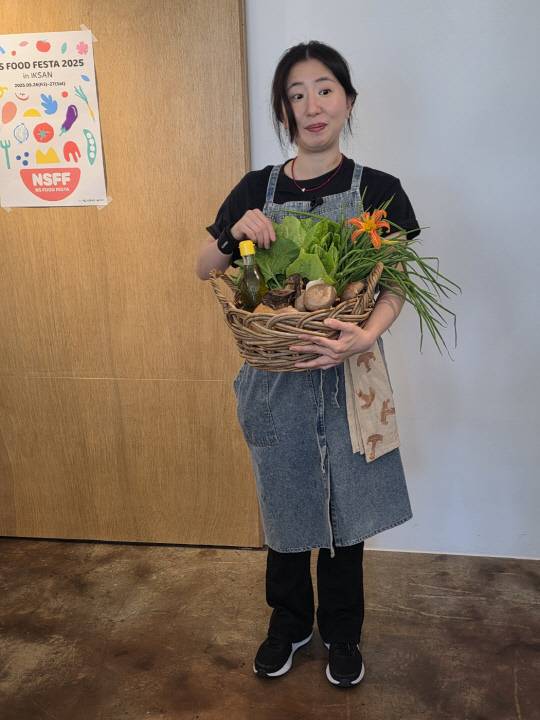 12일 서울 연희동에서 열린 NS홈쇼핑 '뉴파머스 팝업레스토랑2025'에서 이다빈 셰프가 식재료를 소개하고 있다.사진=김수연기자 newsnews@