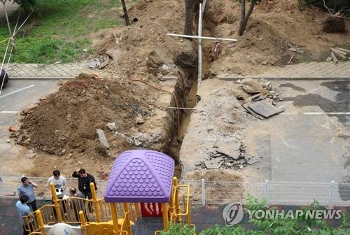 13일 오후 서울 강남구 대치동 은마아파트 하수관 교체 공사 현장에서 매몰 사고가 발생해 작업자 2명이 병원에 이송됐다. 소방 당국에 따르면 이들 중 60대 남성 작업자는 심정지 상태로 병원에 옮겨졌다가 끝내 숨졌다.  사진은 사고 현장. [연합뉴스]