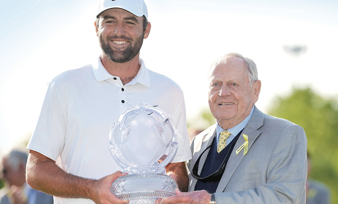 스코티 셰플러(왼쪽)가 6월 1일 미국 오하이오주 더블린에서 열린 워크데이 후원 메모리얼 토너먼트에서 우승한 후 잭 니클라우스와 함께 토너먼트 트로피를 들고 있다. /로이터연합