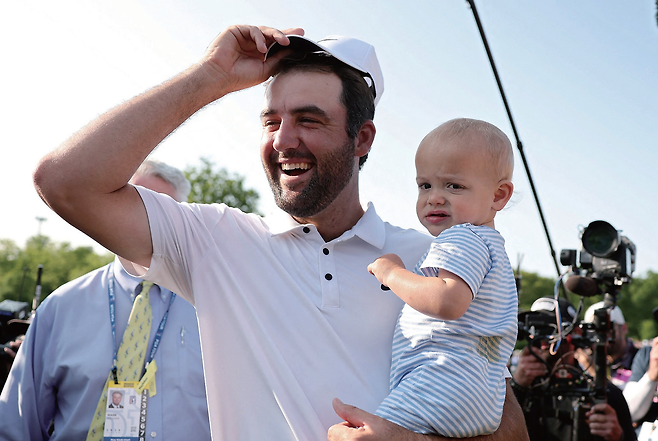 스코티 셰플러가 메모리얼 토너먼트 우승 후 아들 베넷과 함께 축하하고 있다. /AFP연합