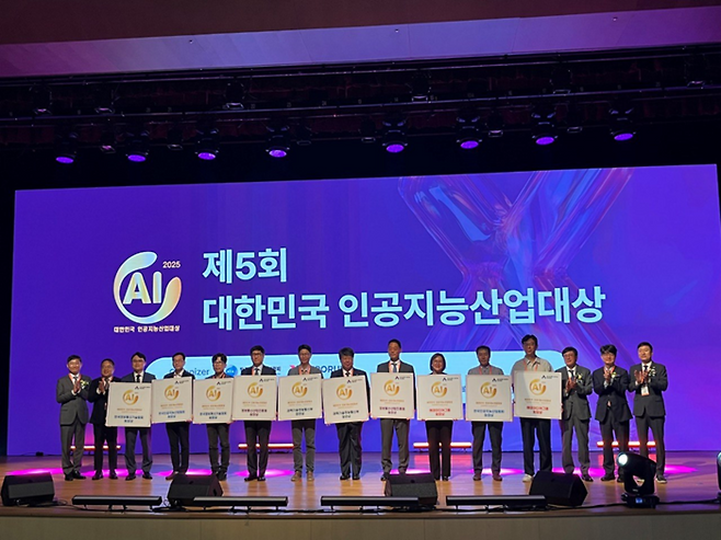 뉴엔AI는 대한민국인공지능 산업대상에서 혁신상을 수상했다. 뉴엔AI 김낙영 상무(왼쪽에서 다섯번째) 이시상식에 참석했다.