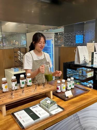 최연희 오롯이 주스 대표가 5월 30일부터 6월 12일까지 롯데백화점 광주점 식품관에서 구독형 착즙주스 브랜드 '오롯이 주스' 팝업매장을 운영하고 있다.