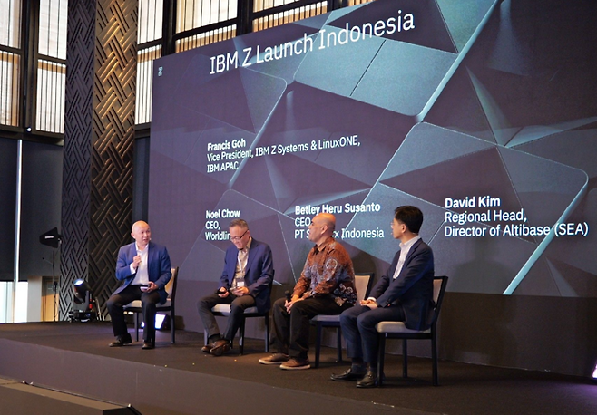 알티베이스가 IBM 공식 ISV가 돼 최근 인도네시아에서 열린 IBM 파트너프로그램에 참여했다. (사진 왼쪽부터)프란시스 고 IBM 부사장, 노엘 초우 월드라인 CEO, 베리 해루 수산토 PT스카이웍스 CEO, 데이비드 김 알티베이스 동남아시아 지사장.