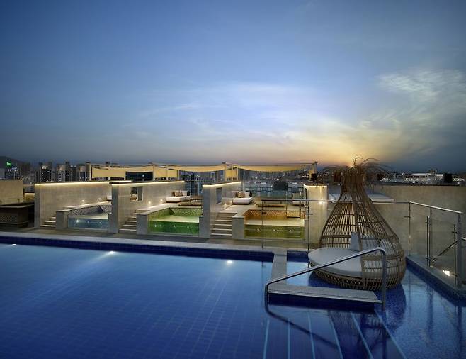 대구메리어트호텔 루프 톱 인피니티 풀. 대구메리어트호텔 제공