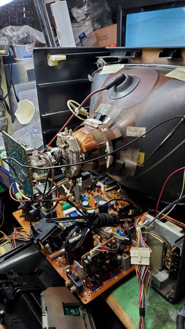 슈패 TV를 분해한 모습