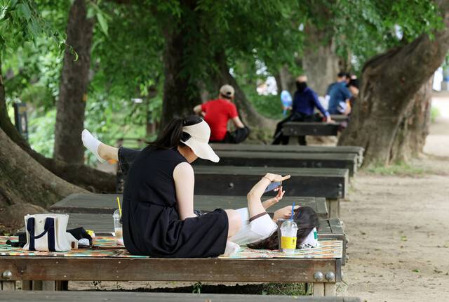 초여름 더위가 이어지고 있는 10일 전남 담양군 담양읍 관방제림에서 시민들이 휴식하고 있다. 연합뉴스