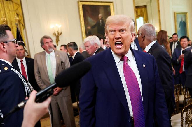 12일(현지시각) 미국 워싱턴 디시(D.C.) 백악관에서 도널드 트럼프 미국 대통령이 의회를 통과한 결의안에 서명한 뒤 자리를 떠나고 있다. 워싱턴/로이터 연합뉴스