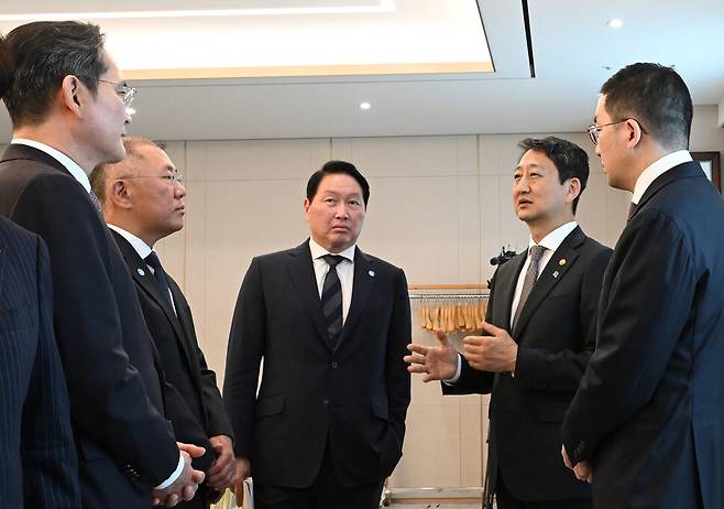 13일 서울 용산 대통령실청사에서 열린 ‘경제단체와 기업인 간담회’ 시작에 앞서 참석자들이 이야기를 나누고 있다. 왼쪽부터 이재용 삼성전자 회장, 정의선 현대자동차그룹 회장, 최태원 에스케이(SK) 그룹 회장 겸 대한상의회장, 안덕근 산업통상자원부 장관, 구광모 엘지(LG)그룹 회장. 대통령실사진기자단