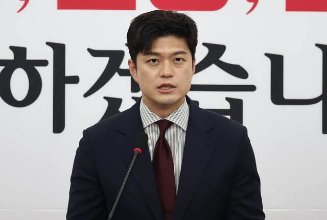 김용태 국민의힘 비상대책위원장이 13일 국회에서 수원지법 대북송금 재판 관련 현안 입장발표 기자회견을 하고 있다. 윤운식 선임기자 yws@hani.co.kr