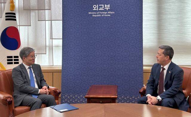 김희상 외교부 경제외교조정관(왼쪽)이 13일 서울 외교부 청사에서 션 오닐 미국 국무부 동아태국 고위관리를 만나 한-미 경제협력 방안을 논의하고 있다. 외교부 제공