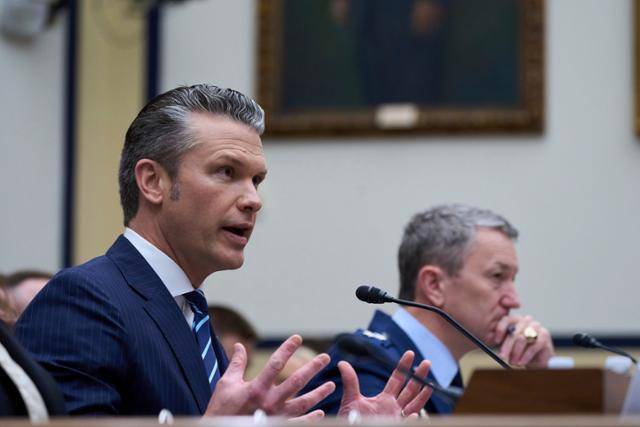 피트 헤그세스(왼쪽) 국방장관이 12일(현지시간) 워싱턴 국회의사당에서 댄 케인 합동참모본부 의장과 하원 군사위원회의에 참석해 국방부 예산에 관한 질문에 답하고 있다. 워싱턴=AP 연합뉴스