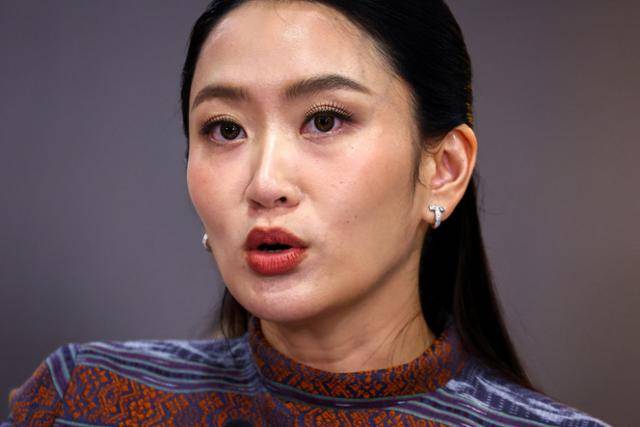 패통탄 친나왓 태국 총리가 10일 방콕 정부 청사에서 기자회견을 하고 있다. 방콕=로이터 연합뉴스