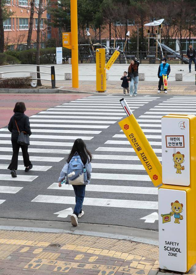 경기 화성시 동화초등학교 앞 횡단보도에서 'AI스마트 스쿨존 보행안전 시스템'이 작동하고 있다. 화성시가 관내 32곳에 이 시스템을 설치한 뒤 무단횡단 등으로 인한 사고가 줄어들었다. 화성시 제공