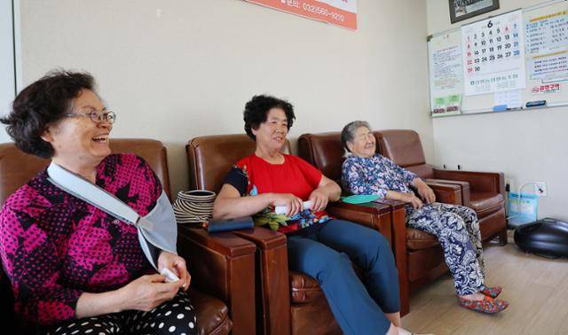 북한이 우리 군의 대북 확성기 방송 중지에 호응해 대남 소음 방송을 멈춘 것으로 보이는 12일 인천 강화군 송해면 당산리 마을회관에서 주민들이 밝은 표정으로 대화하고 있다. 인천=연합뉴스