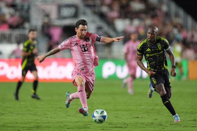 인터 마이애미의 리오넬 메시가 5월 31일 미국 플로리다주 포트로더데일 DRV PNK 경기장에서 열린 콜럼버스 크루와의 2025 미국 메이저리그사커(MLS) 경기를 치르고 있다. 플로리다주=AP 연합뉴스