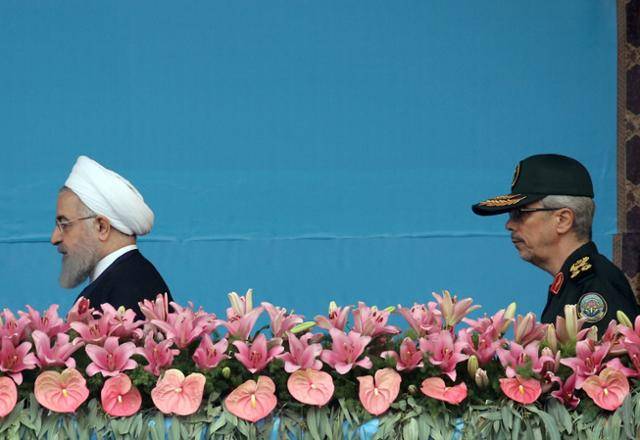 2019년 4월 당시 하산 로하니 이란 대통령(왼쪽)과 이슬람 혁명수비대 군사령관 모하마드 바게리 장군(오른쪽)이 이란 테헤란에서 열린 연례 국가 육군의 날 기념식에 참석한 모습. 13일 이스라엘 공습에 바게리 참모장이 사망했다. EPA 연합뉴스