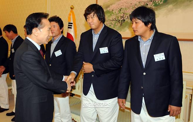 지난 2009년 3월, WBC(월드 베이스볼 클래식)에서 준우승한 한국야구대표팀을 청와대로 초청한 이명박 전 대통령(왼쪽). IS포토/청와대사진기자단
