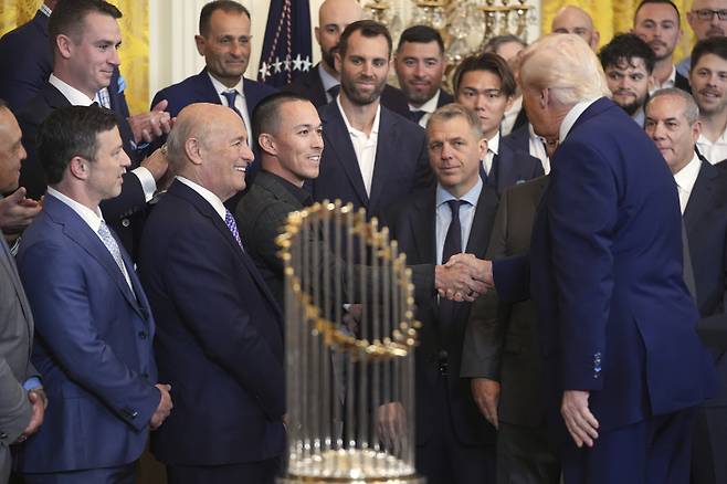 지난 4월 7일(한국시간) 백악관을 찾은 2024 월드시리즈 우승팀 다저스 선수단. 토미 에드먼(가운데)이 트럼프 대통령과 악수를 나누고 있다. AP=연합뉴스