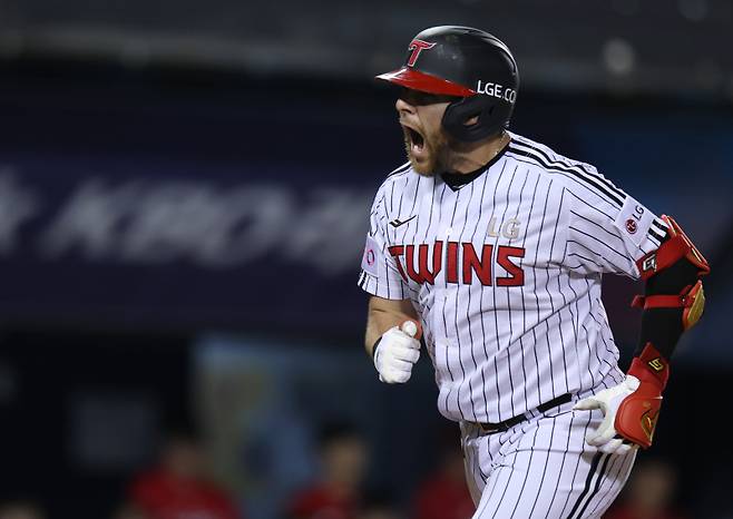 <yonhap photo-7212="">(서울=연합뉴스) 김도훈 기자 = 11일 서울 잠실야구장에서 열린 프로야구 2025 신한 SOL 뱅크 KBO리그 SSG 랜더스와 LG 트윈스의 경기. 7회말 1사 1루 LG 오스틴이 투런 홈런을 쳐내고 홈을 밟은 뒤 포효하고 있다. 2025.6.11 superdoo82@yna.co.kr/2025-06-11 21:00:50/ <저작권자 ⓒ 1980-2025 ㈜연합뉴스. 무단 전재 재배포 금지, AI 학습 및 활용 금지></yonhap>