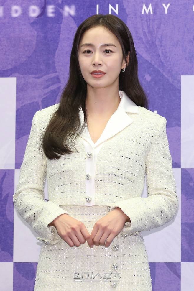 배우 김태희가 19일 오후 서울 마포구 스탠포드호텔코리아에서 진행된 지니TV 오리지널 '마당이 있는 집' 제작발표회에 참석해 포토타임을 갖고 있다. '마당이 있는 집'은 뒷마당에서 나는 수상한 냄새로 인해 완전히 다른 삶을 살던 두 여자가 만나 벌어지는 서스펜스 스릴러다. 오늘(19일) 밤 10시 첫 공개. 서병수 기자 qudtn@edaily.co.kr /2023.06.19/