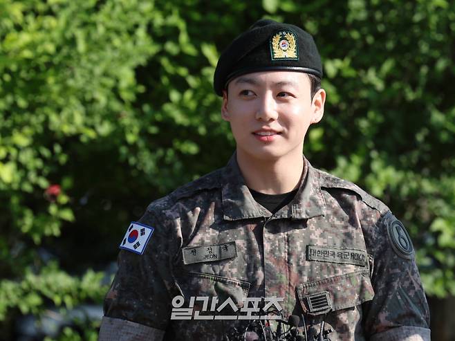 군 복무를 마친 그룹 방탄소년단(BTS) 정국이 11일 오전 경기 연천군 연천공설운동장에서 전역 소감을 밝히고 있다. 연천=서병수 기자 qudtn@edaily.co.kr /2025.06.11/