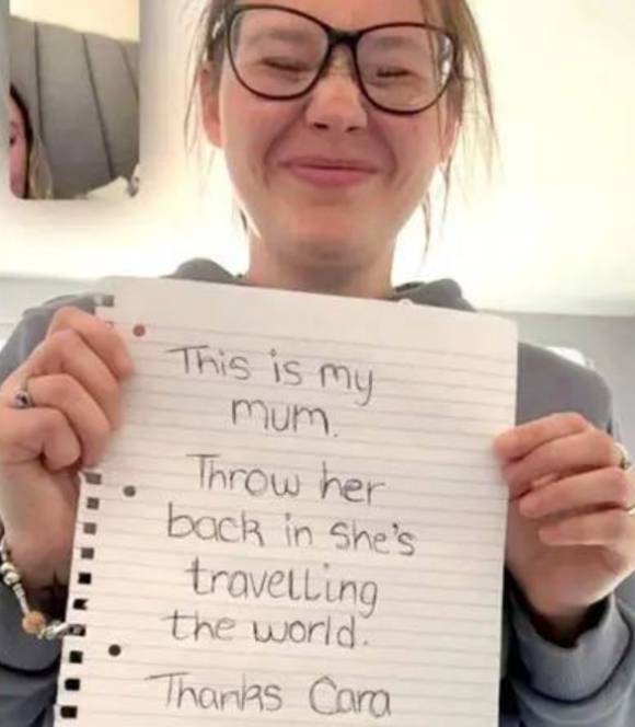 영국의 한 해변에서 발견된 유리병 하나가 전 세계 누리꾼에게 감동을 전했다. 사진은 카라 멜리아. [사진=페이스북 @cara melia]