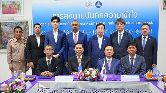 백석대와 치앙라이시 관계자들이 MOU 체결 후 기념촬영을 하고 있다.(앞줄 왼쪽 두 번쨰 부터 완차이 총수따나마니 시장, 장종현 총장, 뒷줄 네 번째부터 아짜당 위셋웡사 부시장, 서울백석학원 양병희 이사장, 이계영 대외협력부총장) [사진=백석대]