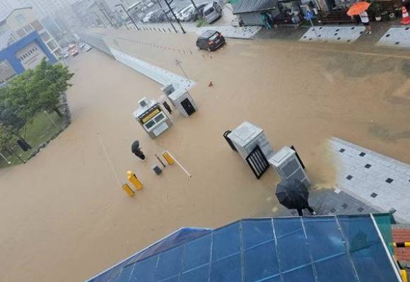 지난해 7월 호우경보가 내려진 당진시 내 한 도로가 침수피해를 당했다. [사진=당진시]